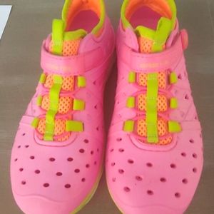 Stride Rite girls size 1 water shoes